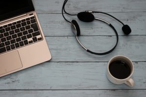 パソコンとヘッドセットの画像